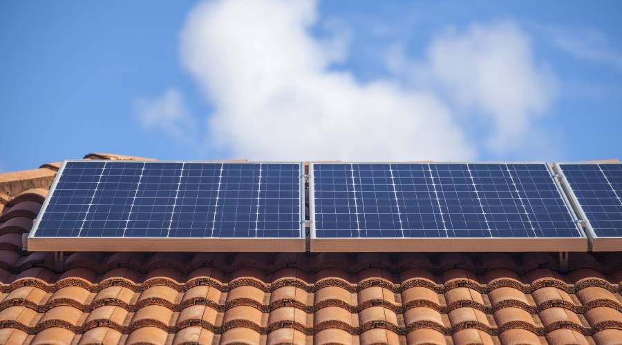 Kosten zonnepanelen Plat dak [2020] | Prijsvoorbeelden